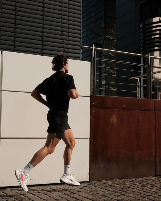 Persona adulta corriendo por un sendero al aire libre